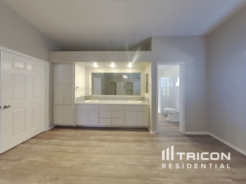 Building Photo - 6309 E Ivyglen St