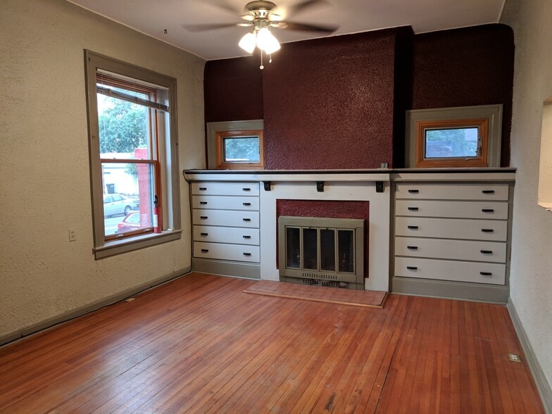 Large living area (non working fireplace) - 200 W Irvington Pl