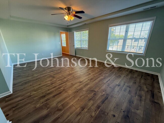 Building Photo - Spacious 4 Bedroom Home with Fenced Yard & Two Car Garage in Clemmons