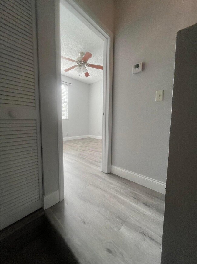 Building Photo - 7823 Sanibel Dr