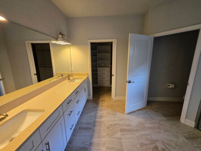 Building Photo - Beautiful 3-Bedroom, 2.5 Bath Home in Desi...