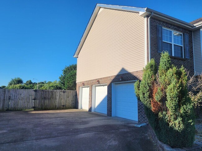 Building Photo - $2500 - 5 Bedrooms 3 Baths + Bonus Room