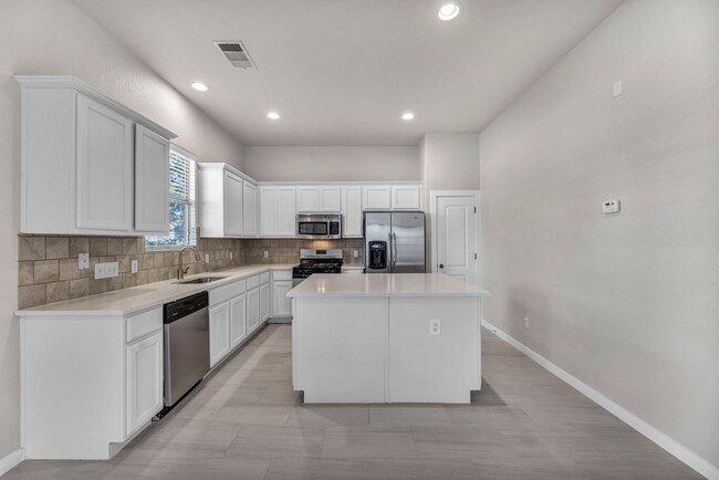 Building Photo - Gorgeous 3 bed 2 Bath detached condo in tr...