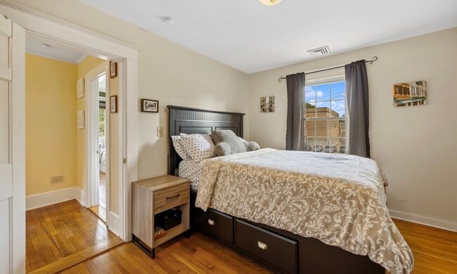 Building Photo - 204 Elliott Ave