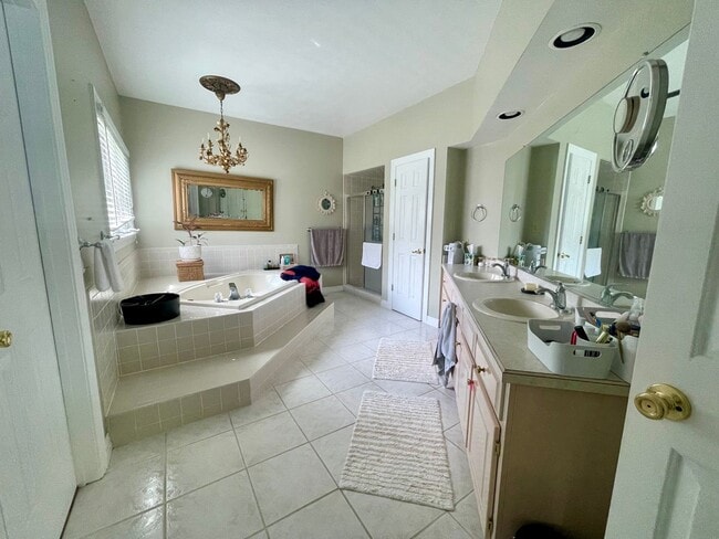 Building Photo - Beautiful 5 Bedroom Single Family Home in Great Bridge Area
