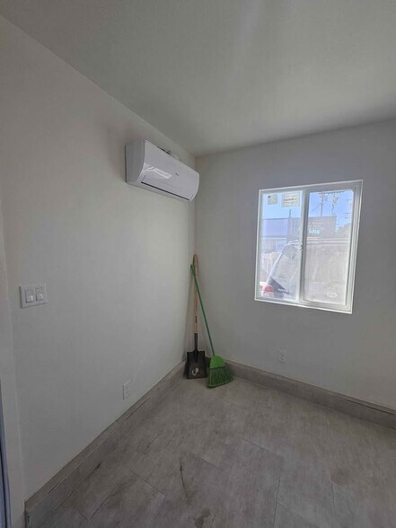 Primary Photo - 1359 W 59th Pl