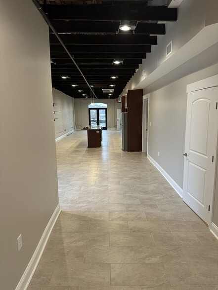 Building Photo - 104 S 4th St