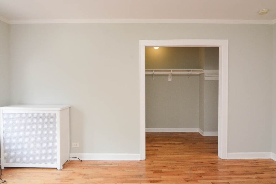 Building Photo - 744 W Belmont Ave