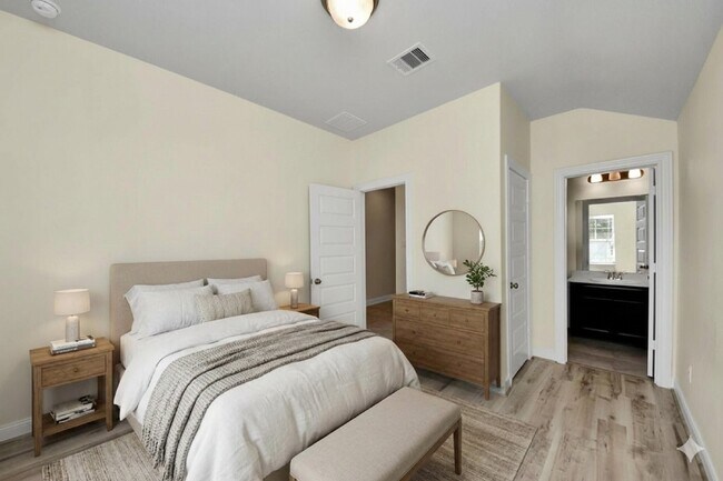 Building Photo - 24654 Greenwood Bay Dr