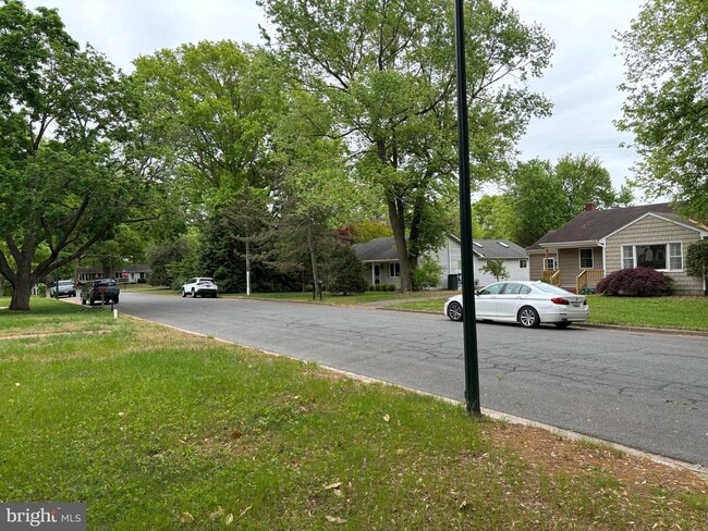Building Photo - 303 Oak Ave