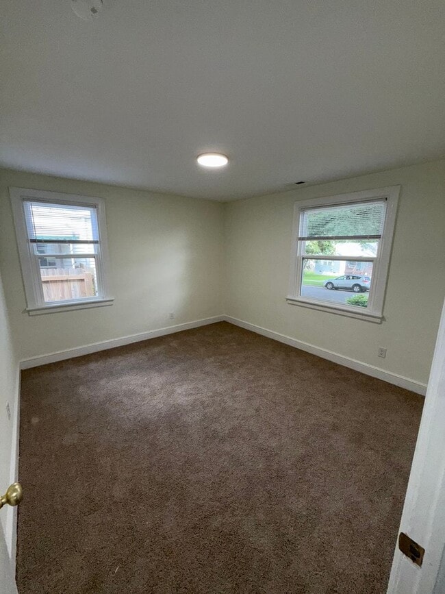 Building Photo - Beautiful renovated 3 bedroom 2 full bath ...