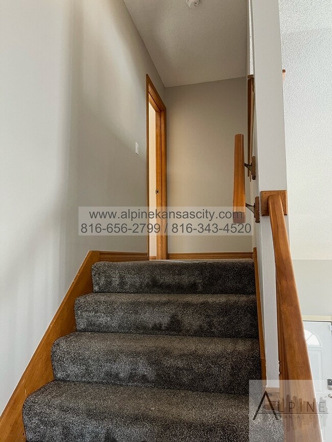 Building Photo - Beautiful California Split in Platte County