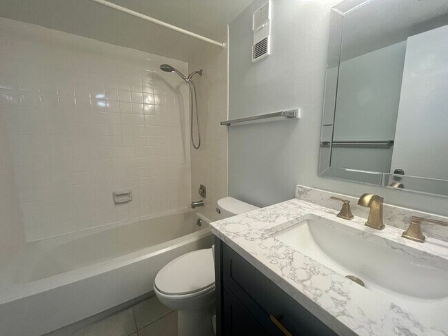 Building Photo - 160 Live Oak Woods Ct