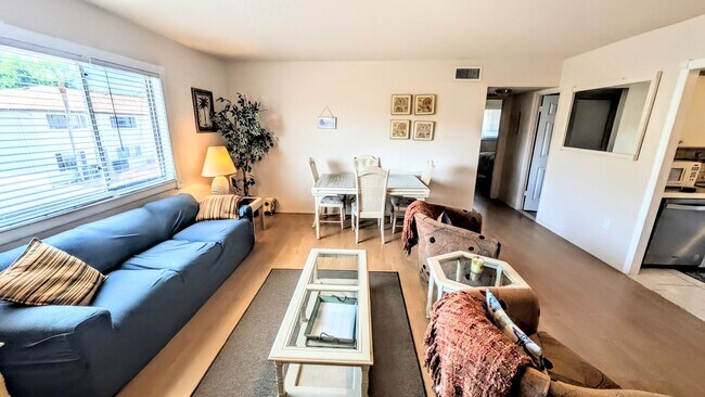 Building Photo - Annual UNFURNISHED 2/1 condo Island life