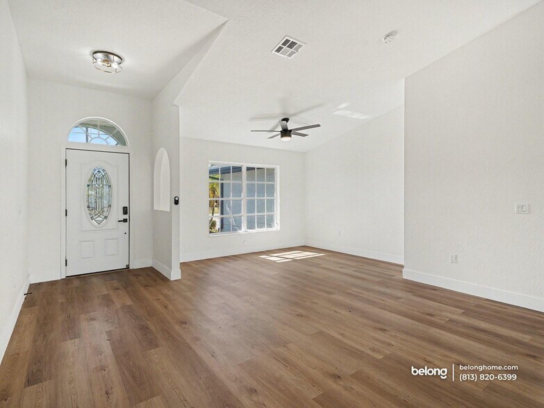 Building Photo - 527 Rotonda Cir