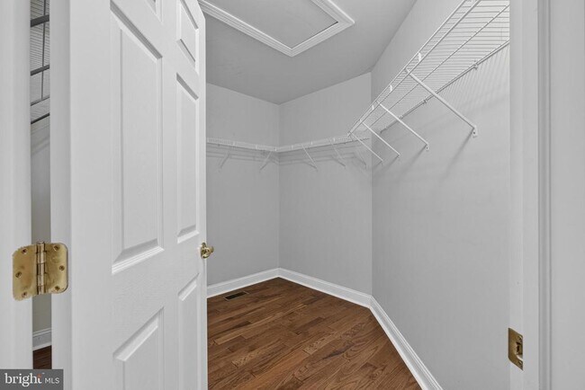 Building Photo - 16 Oak Leaf Ln