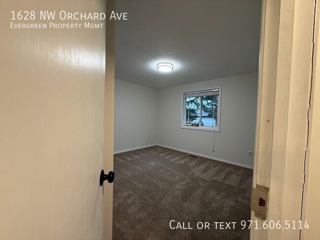 Building Photo - 1628 NW Orchard Ave