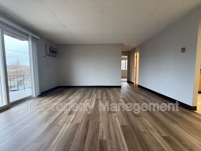 Building Photo - 1122 1st Ave SW