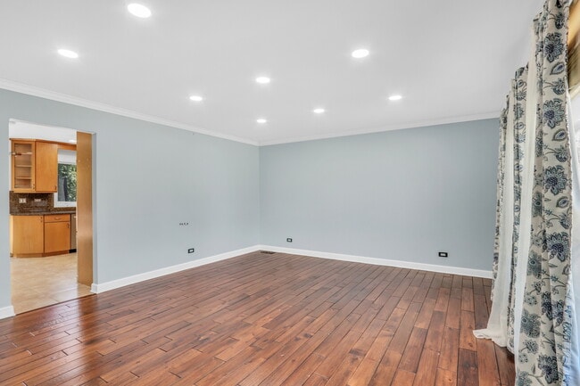 Building Photo - 107 E Burr Oak Dr