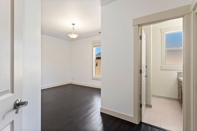 Building Photo - Stunning Large Home with 3 primary bedrooms + Tons of Amenities, Amazing Backyard !