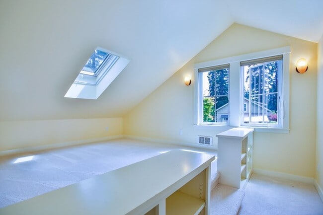 Building Photo - 1086 Village Loop