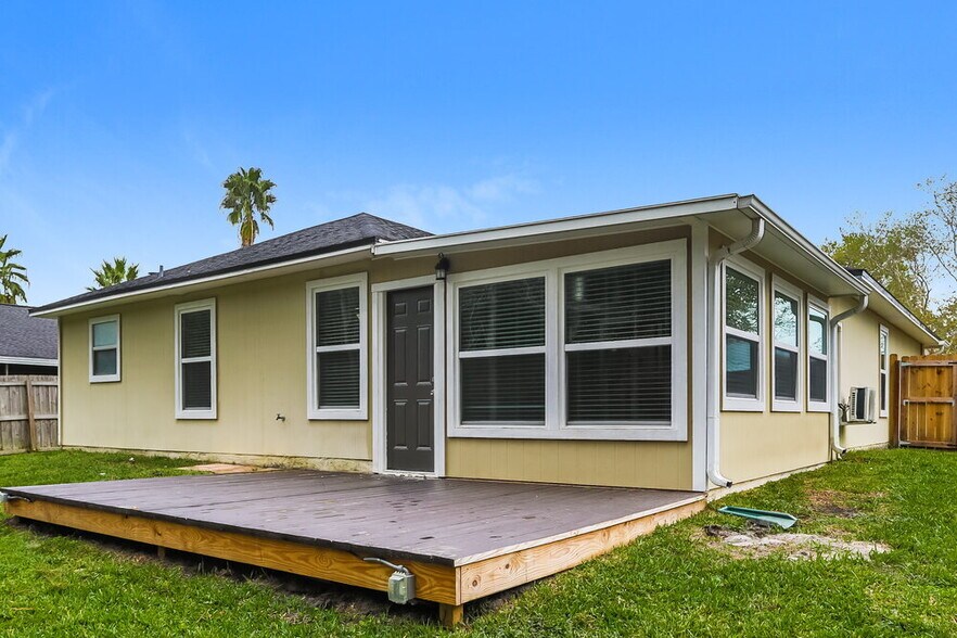 Building Photo - 320 Southlake Dr