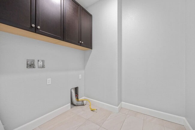 Building Photo - 5Bed/3Ba Home in Quiet Hayward Community w...