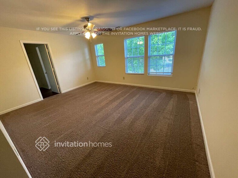 Building Photo - 866 Plaza Walk Dr