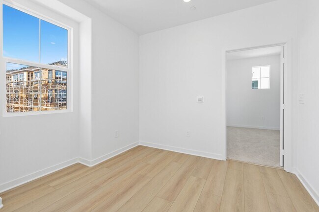 Building Photo - Modern Comfort & Style in Prime Ontario Location