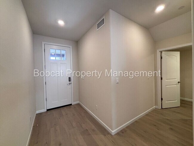 Building Photo - 852 Furlong Dr