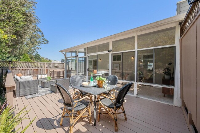 Building Photo - Beautiful 3 Bedroom 2 Bathroom Single Fami...