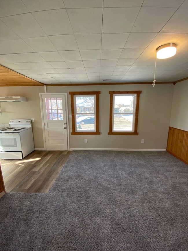 Building Photo - Updated 2 Bedroom 1 Bath