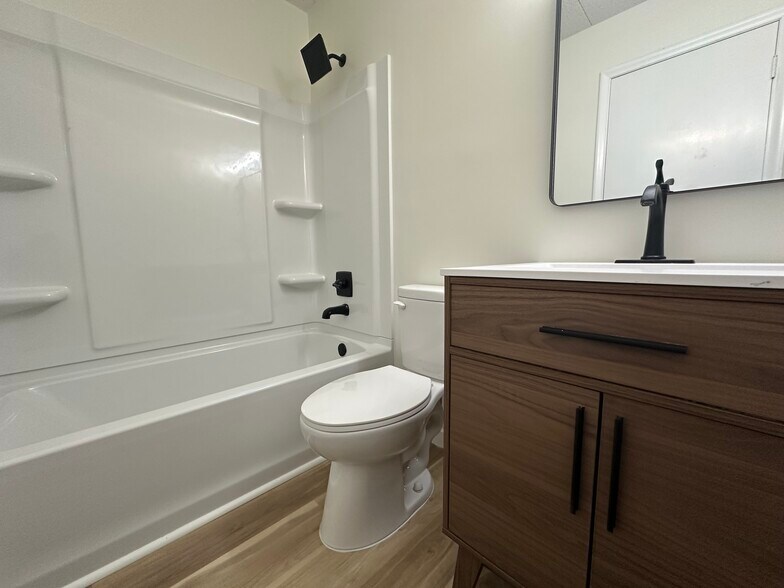 Master Bath - 5317 N 45th St