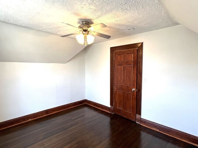 Building Photo - Beautiful original woodwork!  3 bed South Omaha home!