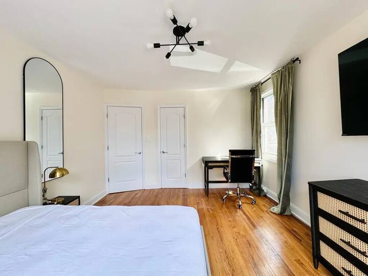 Building Photo - Furnished room/NOT APARTMENT