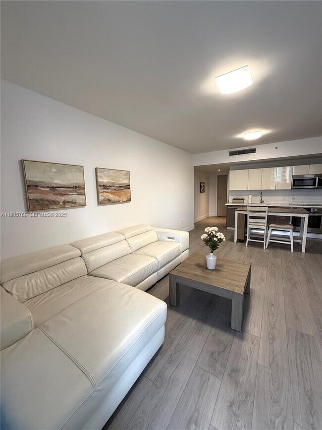 Building Photo - 1010 SW 2nd Ave