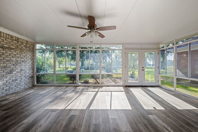 Building Photo - 123 Club Dr