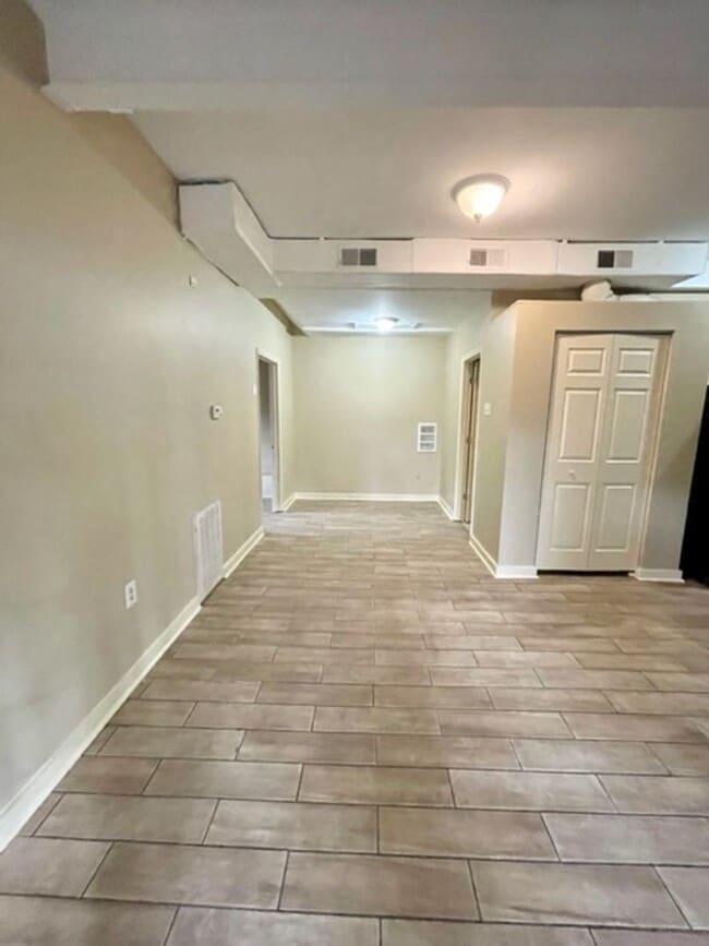 Building Photo - Adorable 2 Bedroom 1 Bath Apartment.Located in the Cotswold Area