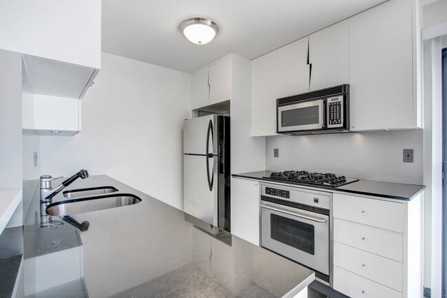 Building Photo - 117 Pacific St. in Sant Monica - 1 block to the beach and Main St!