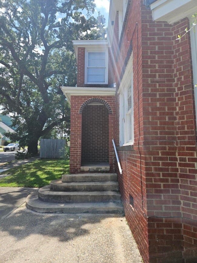 Building Photo - 4 W De Soto St