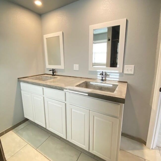Building Photo - Amazing, Recently Renovated2 Bed 1 Bath Ho...