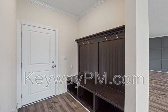 Building Photo - 585 Hampton Dr