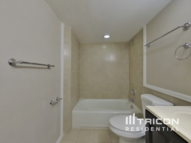Building Photo - 12610 Jersey Cir E