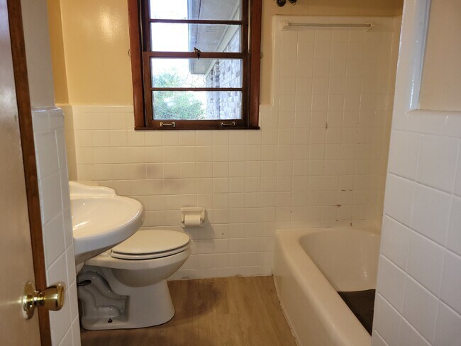 Building Photo - "Spacious 3-Bed Haven with Hardwood Floors in Huntsville – 2115 Sq Ft of Comfort!"