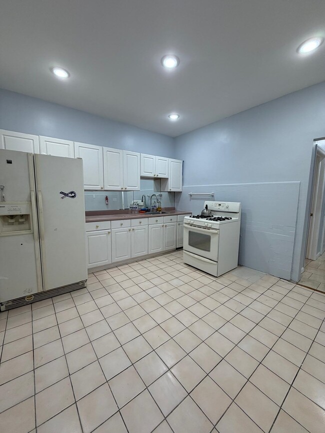 Building Photo - 154 W 33rd St