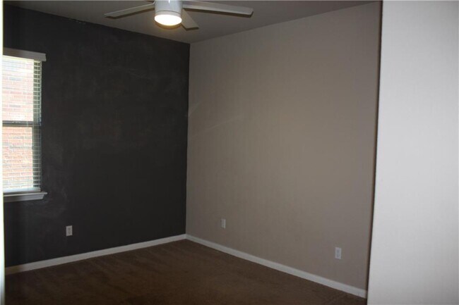 Building Photo - 662 Hot Spring Valley