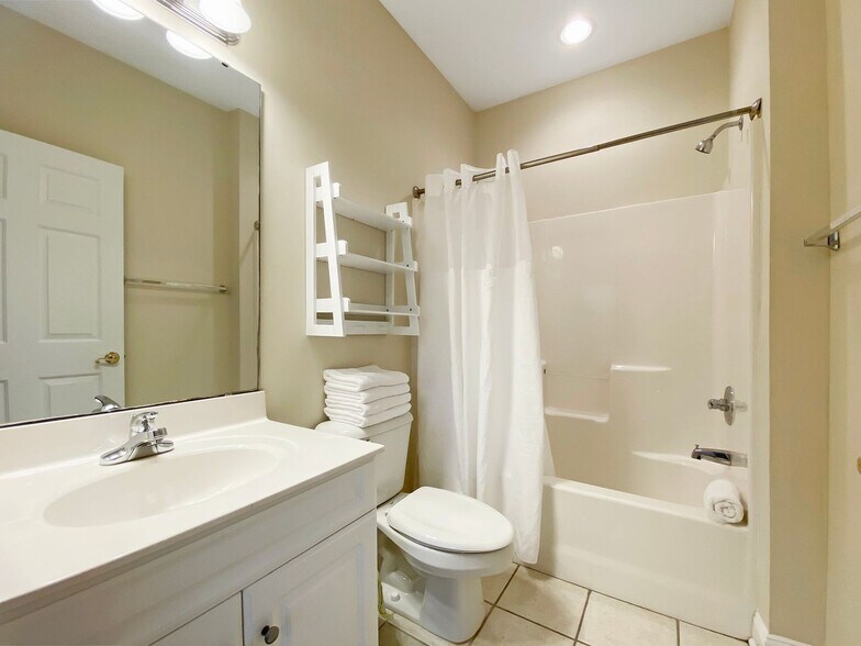 Building Photo - 4880 Dahlia Ct
