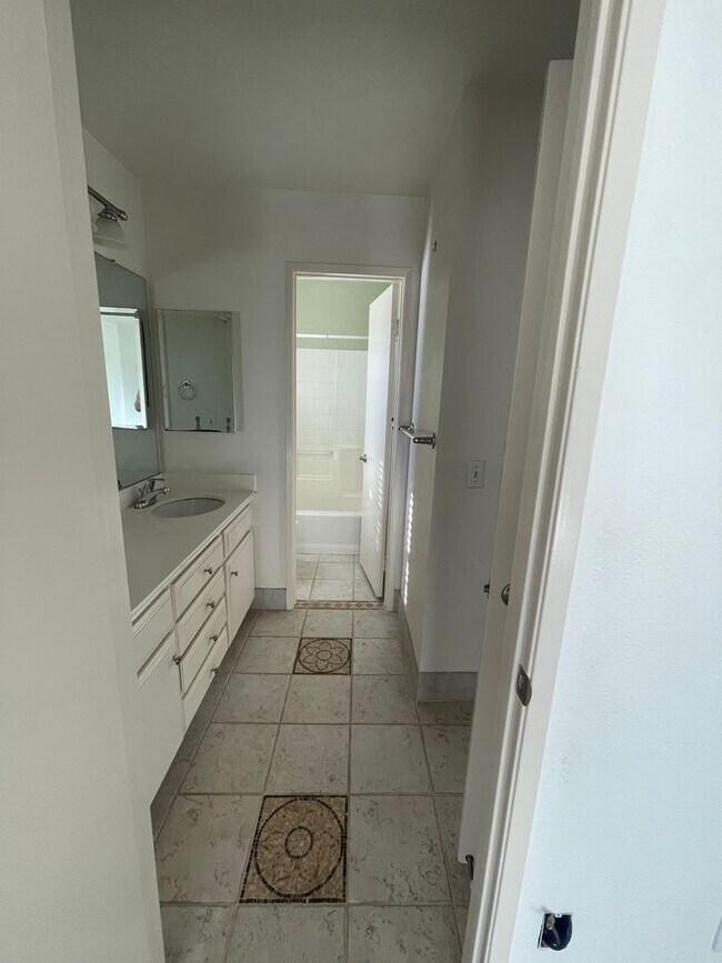 Building Photo - Spacious House for Rent
