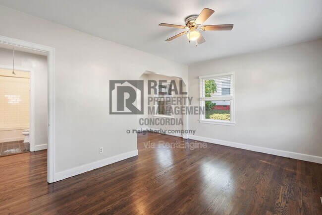 Building Photo - 2009 Oakwood Ave