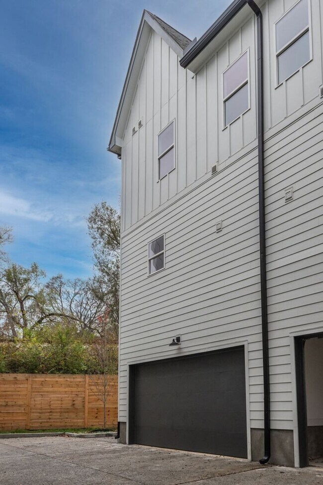 Building Photo - 862 W Sharpe Ave